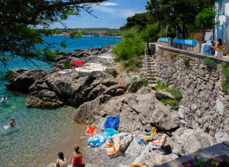 Obiekt usytuowany jest nad brzegiem zatoki Morza Adriatyckiego