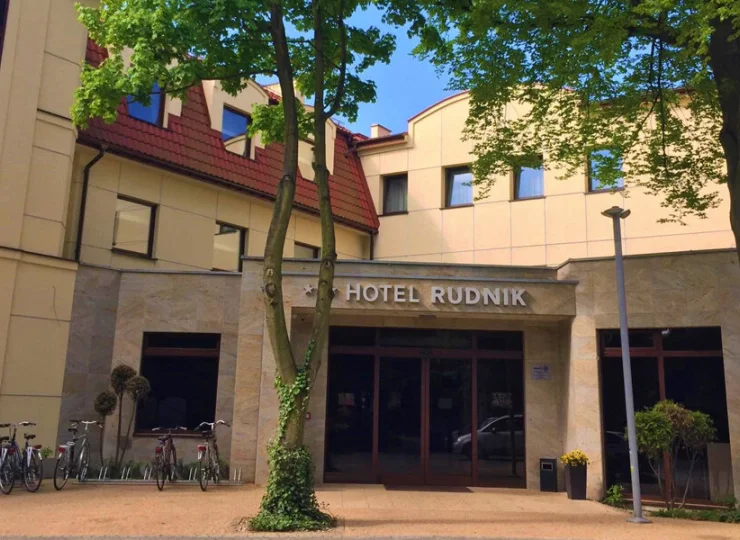 Hotel jest położony w otoczeniu lasu nad Wielkim Jeziorem Rudnickim w Grudziądzu