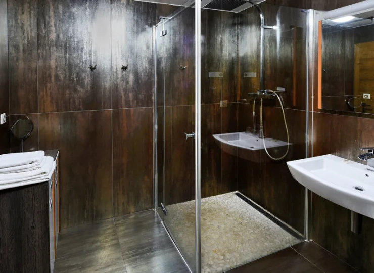 Łazienka apartamentu może zawierać kabinę prysznicową lub wannę