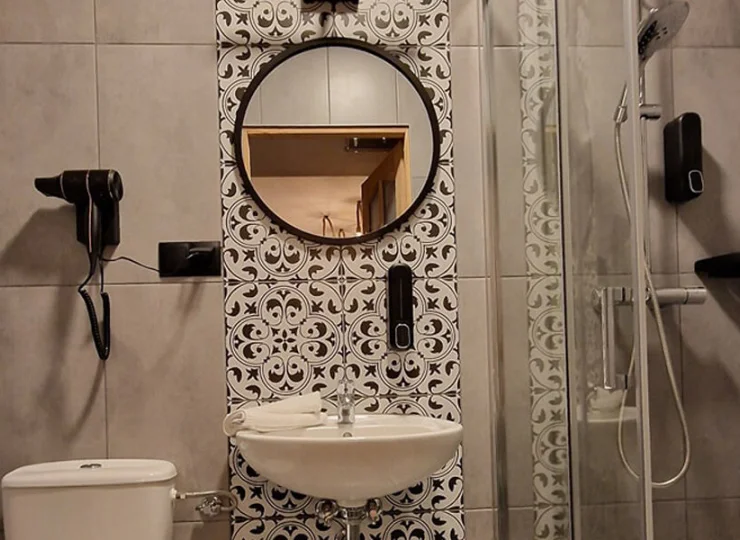 Do pokoju przynależy nowoczesna łazienka z prysznicem
