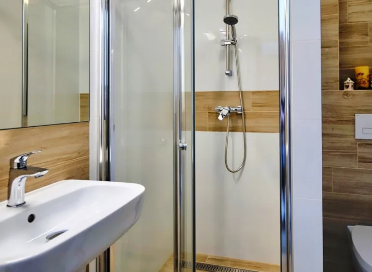 Pokoje posiadają prywatną łazienkę z prysznicem i ręcznikami
