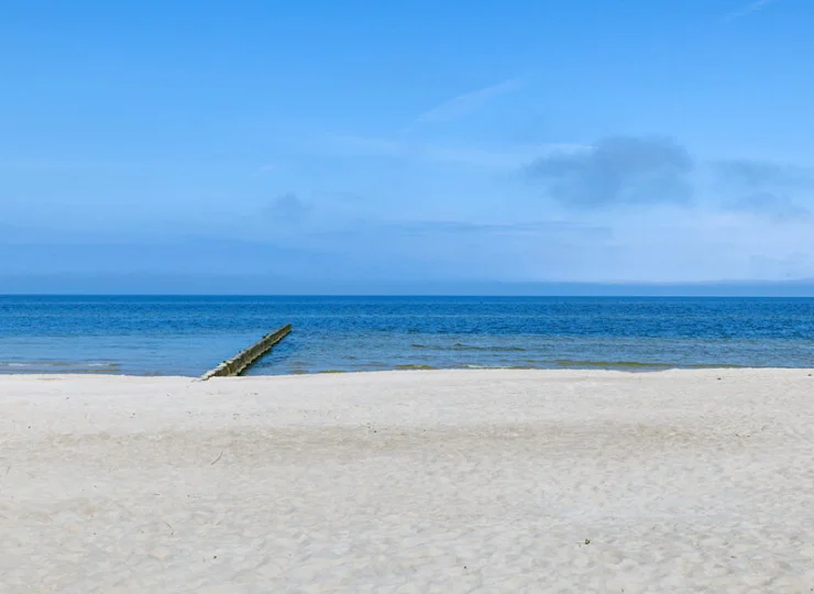 Plaża mieści się tuż obok