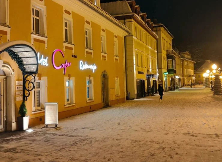 Hotel Caspar*** mieści się w malowniczym sercu Cieplic - cenionego uzdrowiska