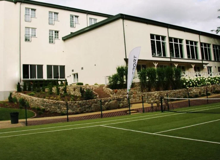 Goście mogą skorzystać z kortu tenisowego i wielofunkcyjnego boiska