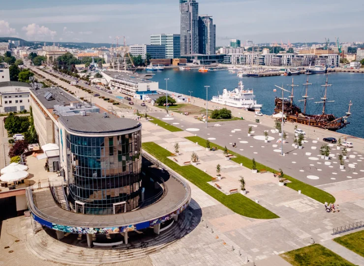 Hola Gdynia mieści się nieopodal Skweru Kościuszki, Akwarium i plaży miejskiej