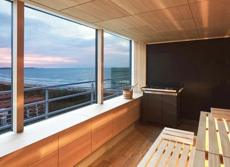 Dodatkową atrakcją jest sauna z widokiem na morze