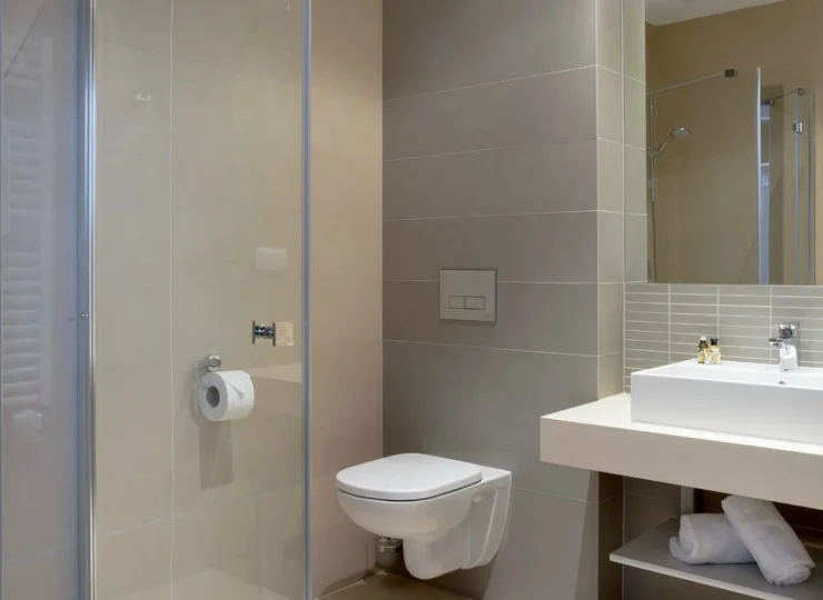 Funkcjonalne łazienki wyposażono w kabinę prysznicową