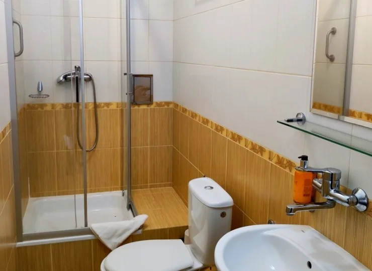Każdy pokój posiada prywatną łazienkę z prysznicem i suszarką do włosów