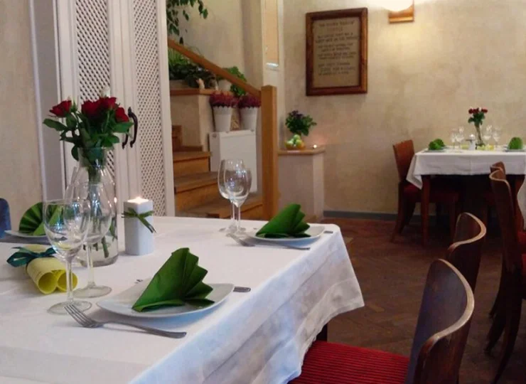 Mieści się tutaj elegancka restauracja proponująca oryginalne dania