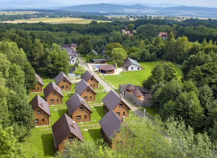 Osada składa się z 10 całorocznych drewnianych domków