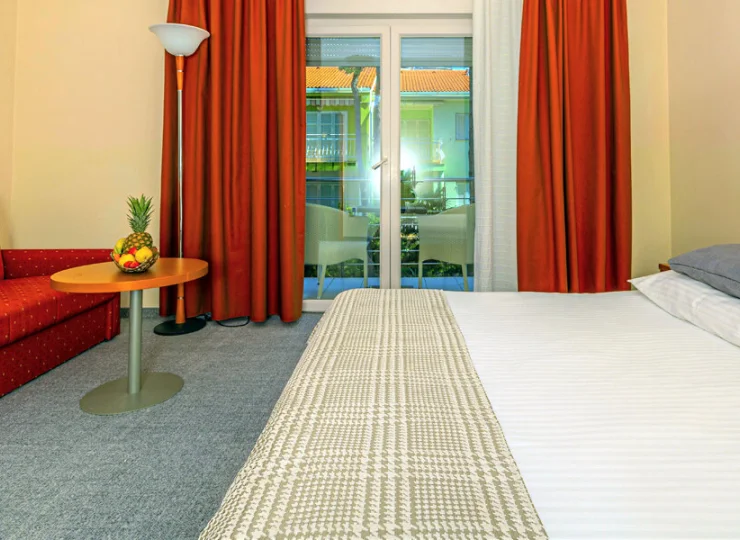 Hotel Marina**** oferuje przestronne i klimatyzowane pokoje