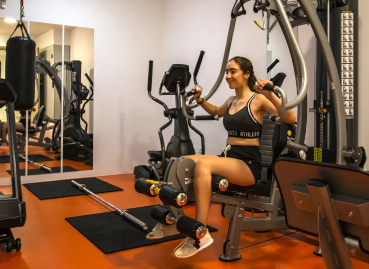 Goście mogą korzystać z sali fitness z różnorodnym sprzętem