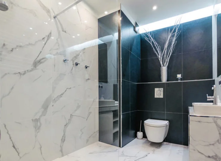 Łazienki są nowoczesne, z kabiną prysznicową i suszarką do włosów