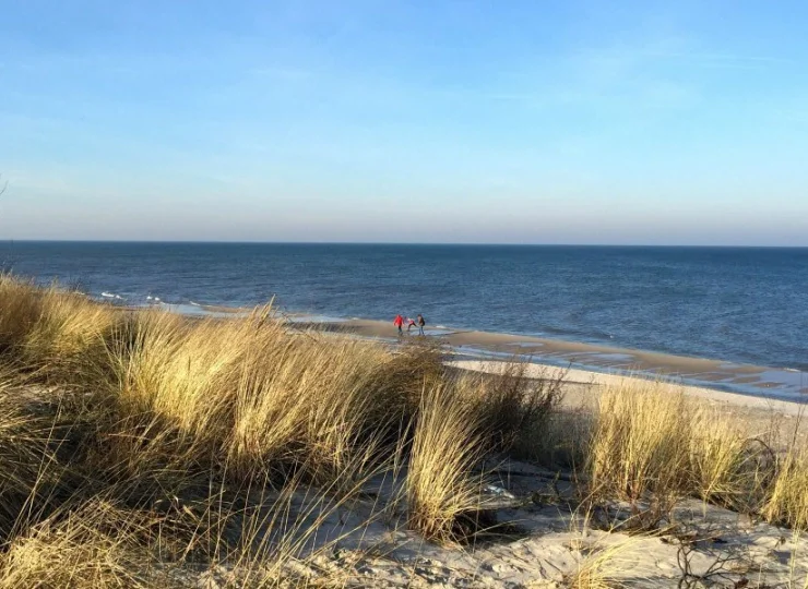 Atrakcje okolicy: szeroka, piaszczysta plaża nad otwartym morzem
