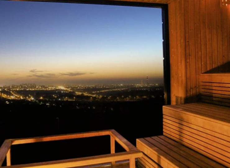 Niezapomnianych wrażeń dostarczy przeszklona sauna z panoramicznym widokiem