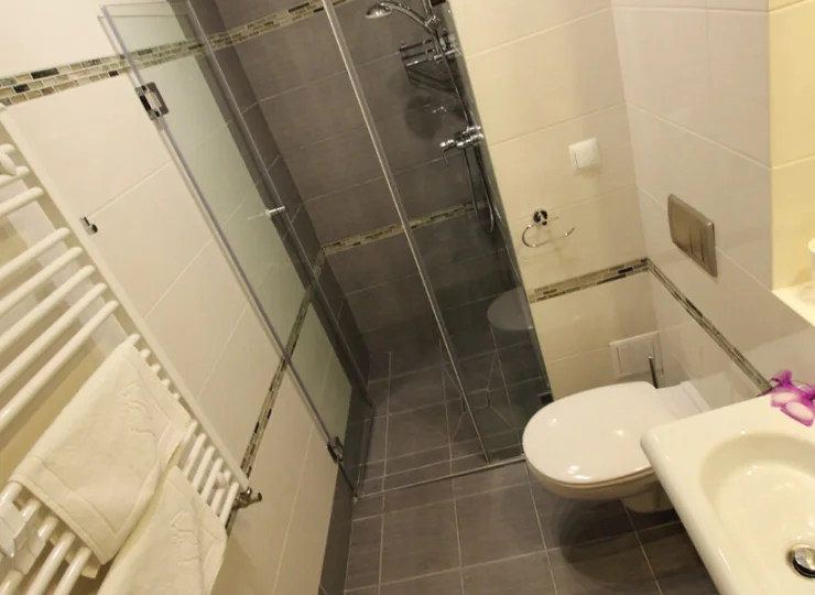 Łazienki wyposażono w kabiny prysznicowe