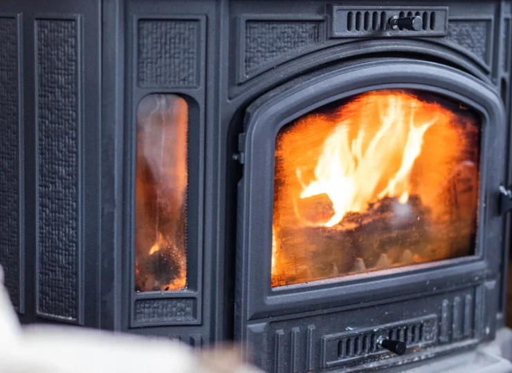 Zimą wyjątkowego klimatu dodaje w niej ogień w kominku