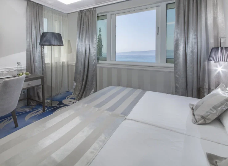Pokój premium posiada balkon skierowany ku Adriatykowi