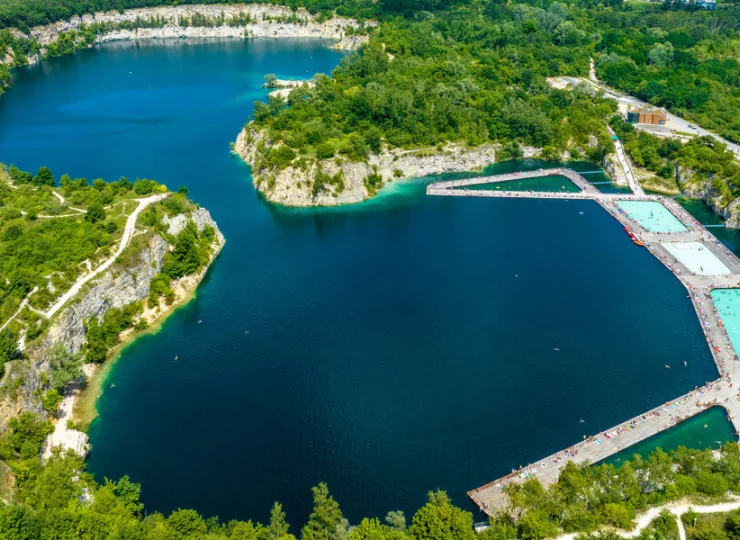 10 min spacerem od hotelu znajduje się Park Zakrzówek z kąpieliskiem