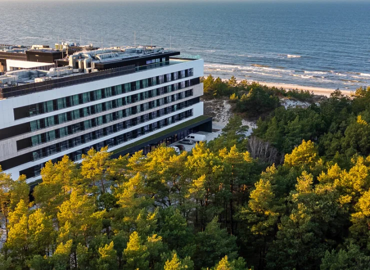 Pięciogwiazdkowy hotel jest położony zaledwie 20 m od plaży w Rogowie