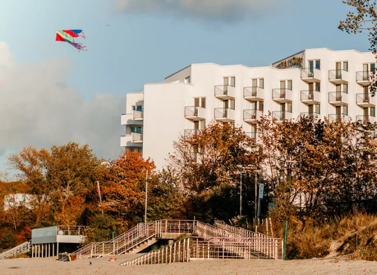 Hotel znajduje się bezpośrednio nad brzegiem morza w Międzyzdrojach