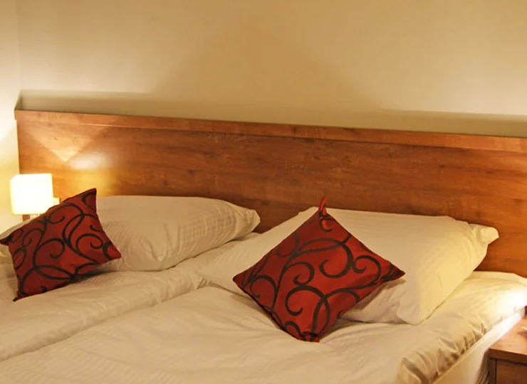 Połączone łóżka tworzą pokój typu duble