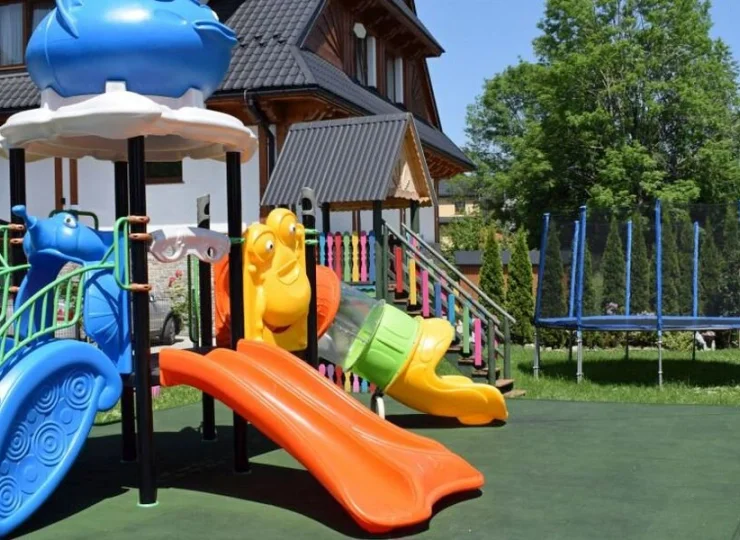 Którymi są m.in. plac zabaw z trampoliną