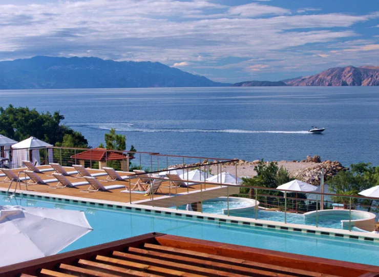 Hotel jest położony tarasowo, dzięki czemu zapewnia panoramiczne widoki