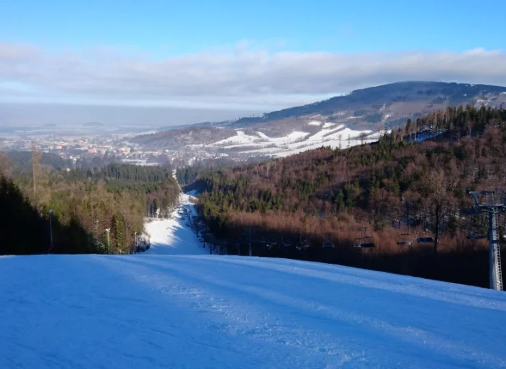 Najbliższy wyciąg narciarski Zlate Hory mieści się 10 km od obiektu