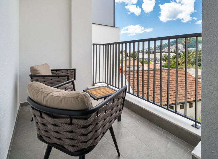 Balkony pokoi junior suite oferują widok na miasto
