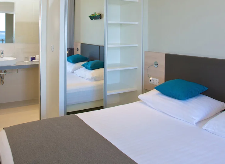 Hotel oferuje wygodne klimatyzowane pokoje z prywatnymi łazienkami