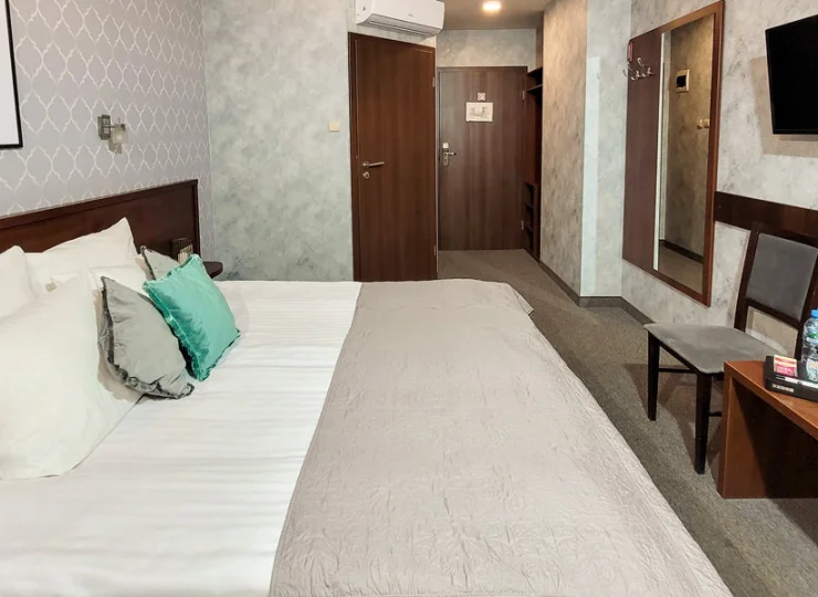 Hotel oferuje noclegi w komfortowych pokojach