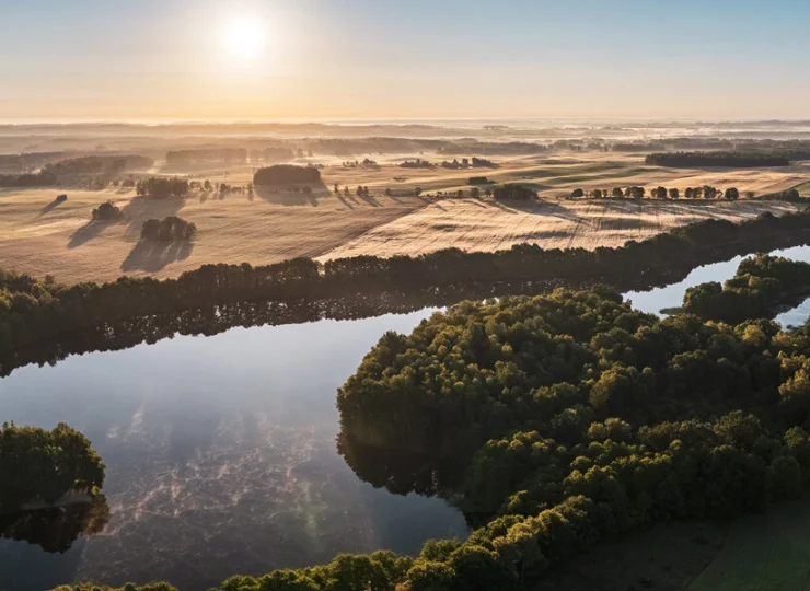 W sąsiedztwie znajduje się las oraz Jezioro Graniczne