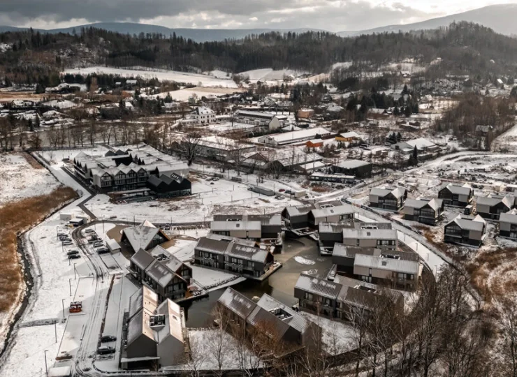 Kompleks hotelowo-willowy znajduje się u stóp Karkonoszy