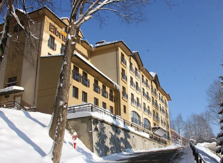 Hotel Elbrus SPA & Wellness jest zlokalizowany w atrakcyjnym zimą Szczyrku