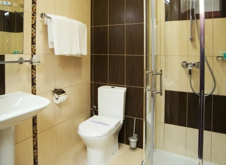W każdym pokoju standard znajduje się prywatna łazienka z kabiną prysznicową