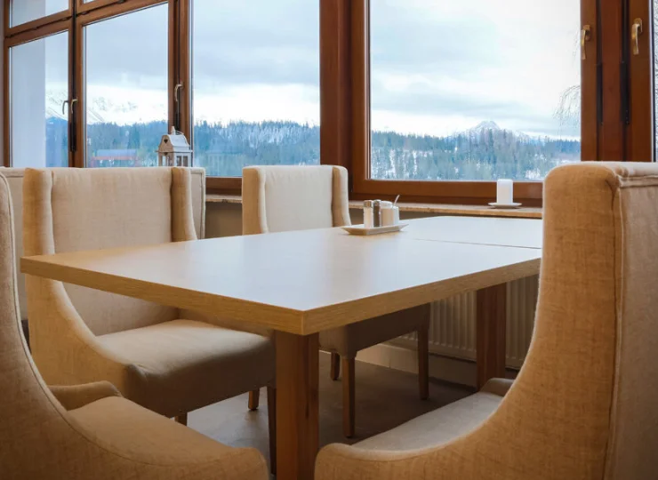 Duże okna restauracji oferują górskie widoki