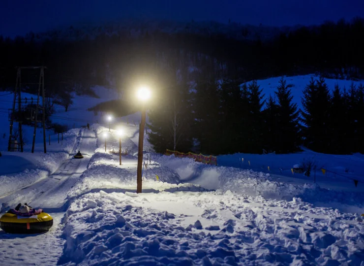 Zimą jest organizowany oświetlony tor do snowtubingu