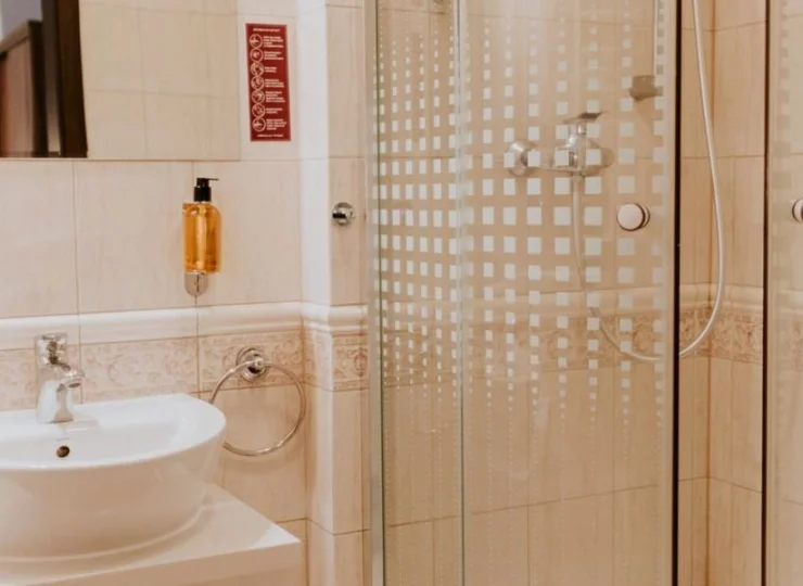 Prywatne łazienki posiadają prysznic, szlafroki i suszarkę do włosów
