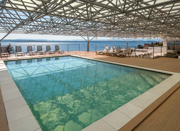 Latem można korzystać z zewnętrznego basenu w sąsiednim hotelu