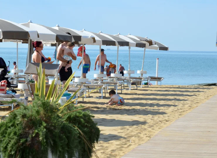 Plaża jest świetnie przygotowana do bezpiecznego pobytu z małymi dziećmi