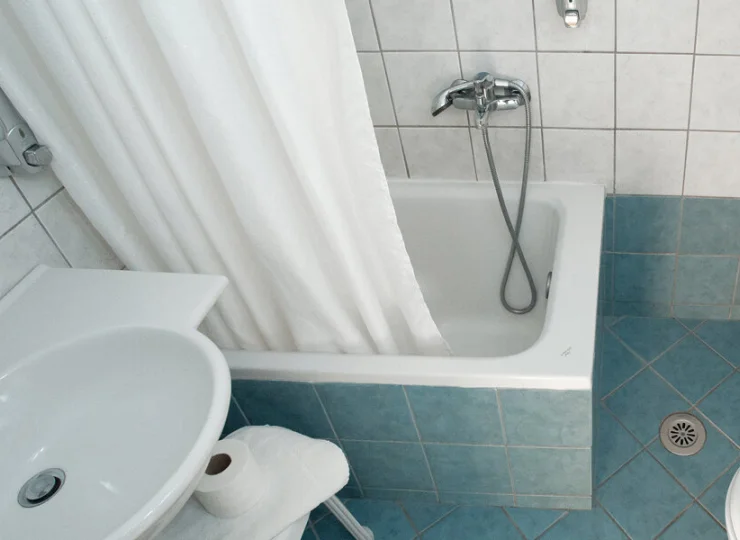 Łazienka pokoju standard posiada prysznic lub małą wannę