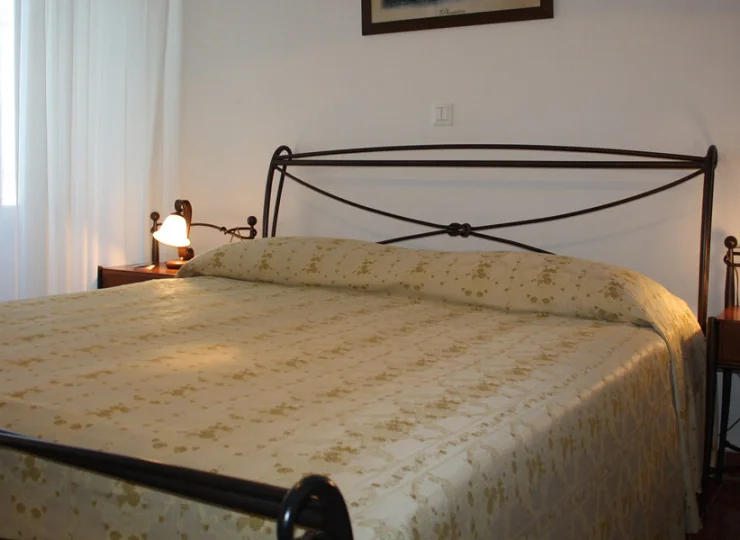 Pokój 2-osobowy standard z łóżkiem małżeńskim