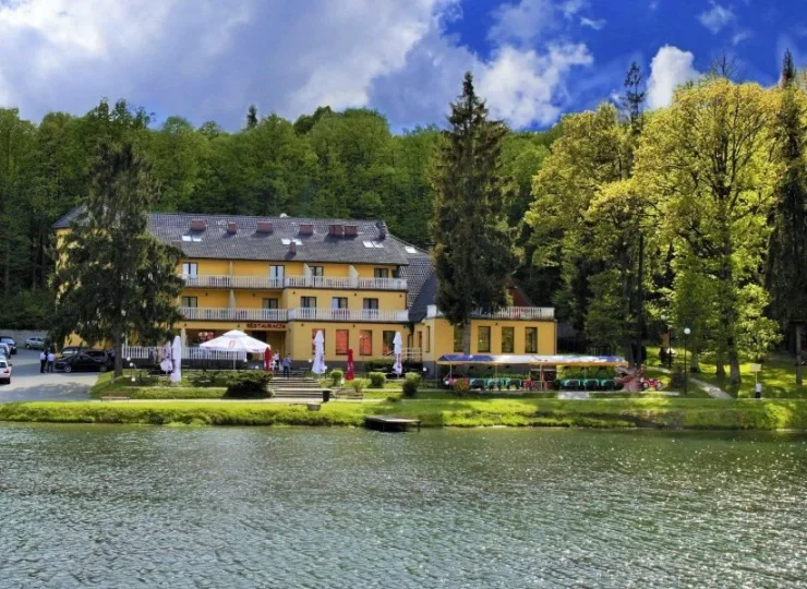 Po drugiej stronie jeziora znajduje się hotel Carina***