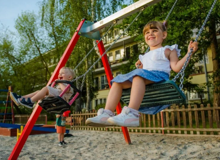 W cieplejsze dni dzieci chętnie korzystają z placu zabaw