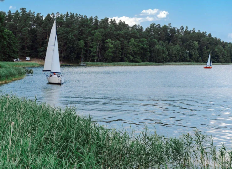 Goście mogą korzystać z atrakcji jeziora i sąsiedniego hotelu Mikołajki Leisure