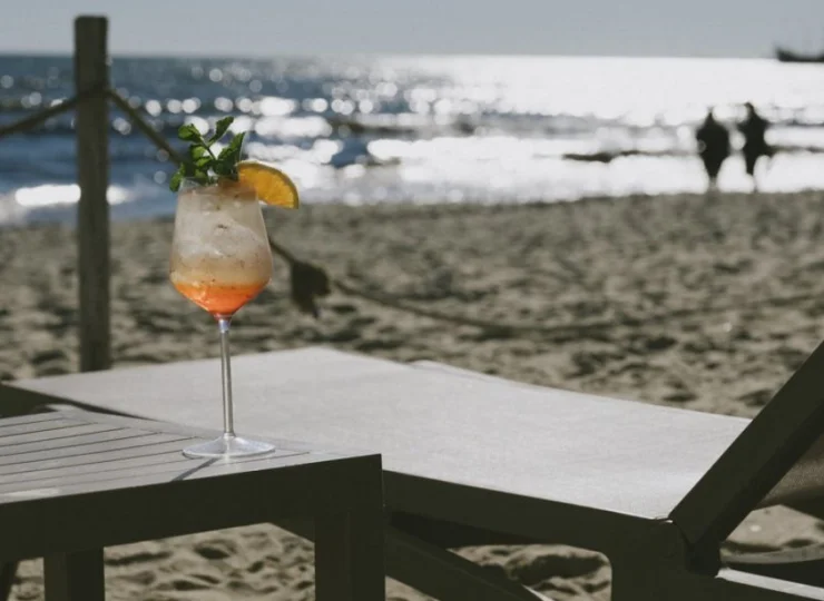 Na prywatnej hotelowej plaży można zamówić drinki w barze