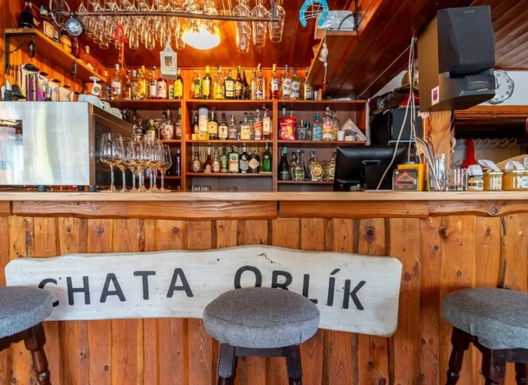 Bar specjalizuje się w rozmaitych napojach i trunkach