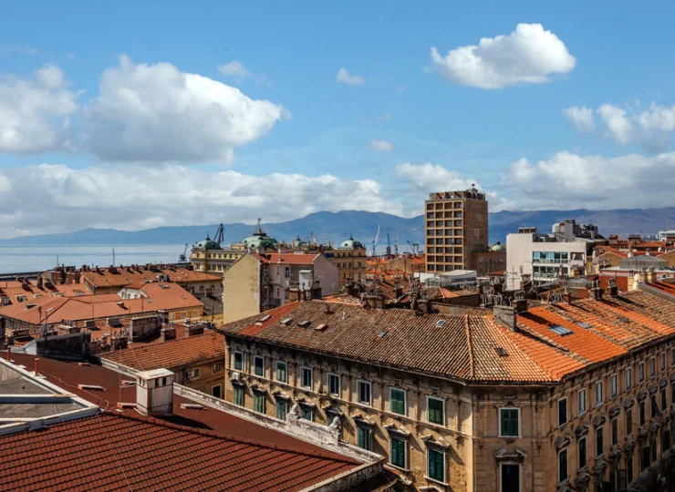 Z okien hotelu można zobaczyć panoramę miasta i zatoki Kvarner