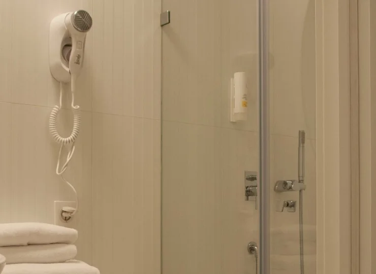 Łazienki wyposażone są w prysznic, suszarkę, komplet ręczników i kosmetyków